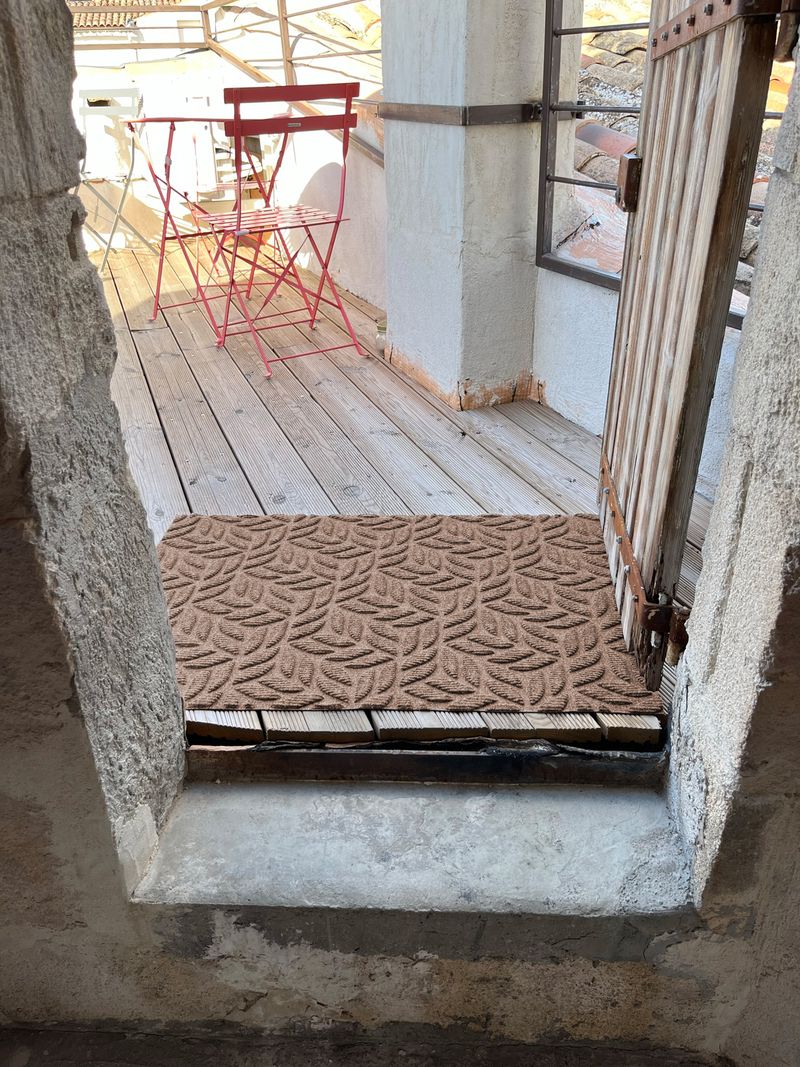 Paillasson d'extérieur Kleen-Tex DUNE Leaves taupe – un paillasson durable et anti-salissures