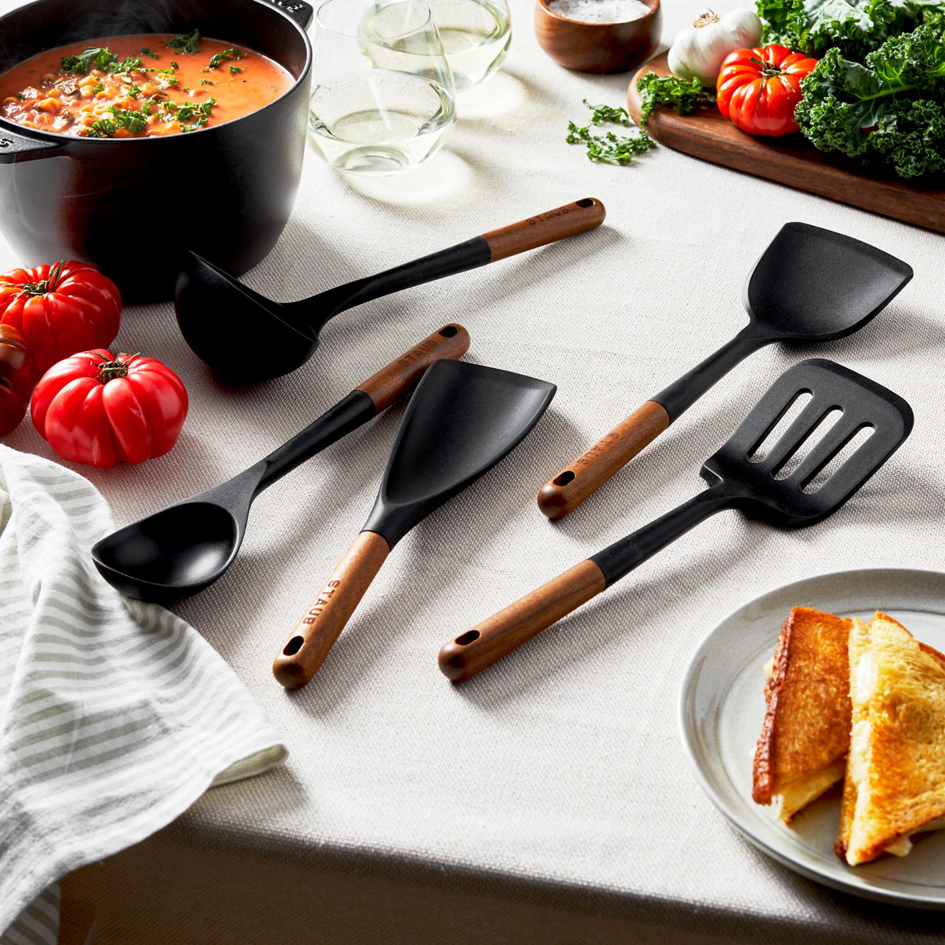 Staub Kitchen Tools – 5-piece set – Acacia wood with black silicone, BPA-free